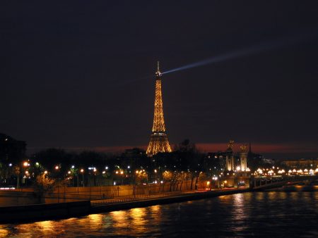 Papel de parede Torre Eiffel – Luz para download gratuito. Use no computador pc, mac, macbook, celular, smartphone, iPhone, onde quiser!