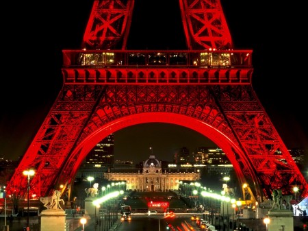 Papel de parede Torre Eiffel Iluminada de Vermelho para download gratuito. Use no computador pc, mac, macbook, celular, smartphone, iPhone, onde quiser!