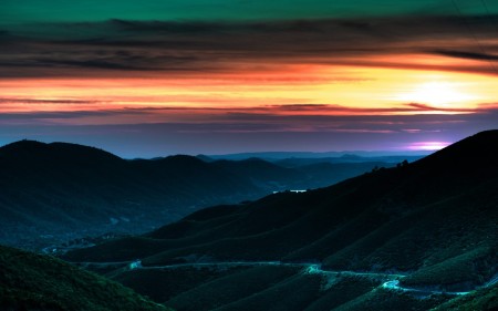 Papel de parede Vista do Pôr-Do-Sol na Estrada para download gratuito. Use no computador pc, mac, macbook, celular, smartphone, iPhone, onde quiser!