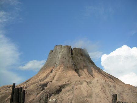 Papel de parede Vulcao, Parque de Gardaland, Italia para download gratuito. Use no computador pc, mac, macbook, celular, smartphone, iPhone, onde quiser!