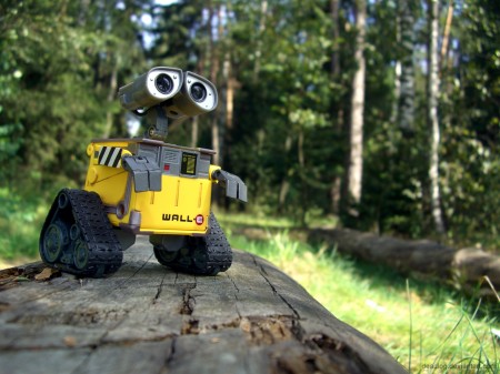 Papel de parede Wall-E na Floresta para download gratuito. Use no computador pc, mac, macbook, celular, smartphone, iPhone, onde quiser!