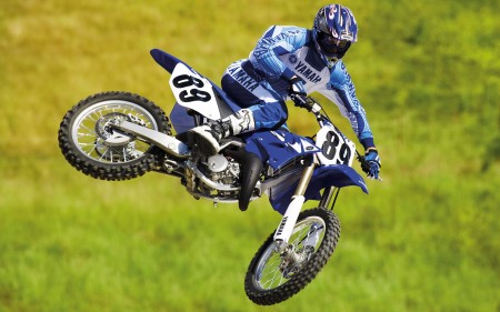 Papel de parede Motocross: Yamaha Azul “Voando” para download gratuito. Use no computador pc, mac, macbook, celular, smartphone, iPhone, onde quiser!